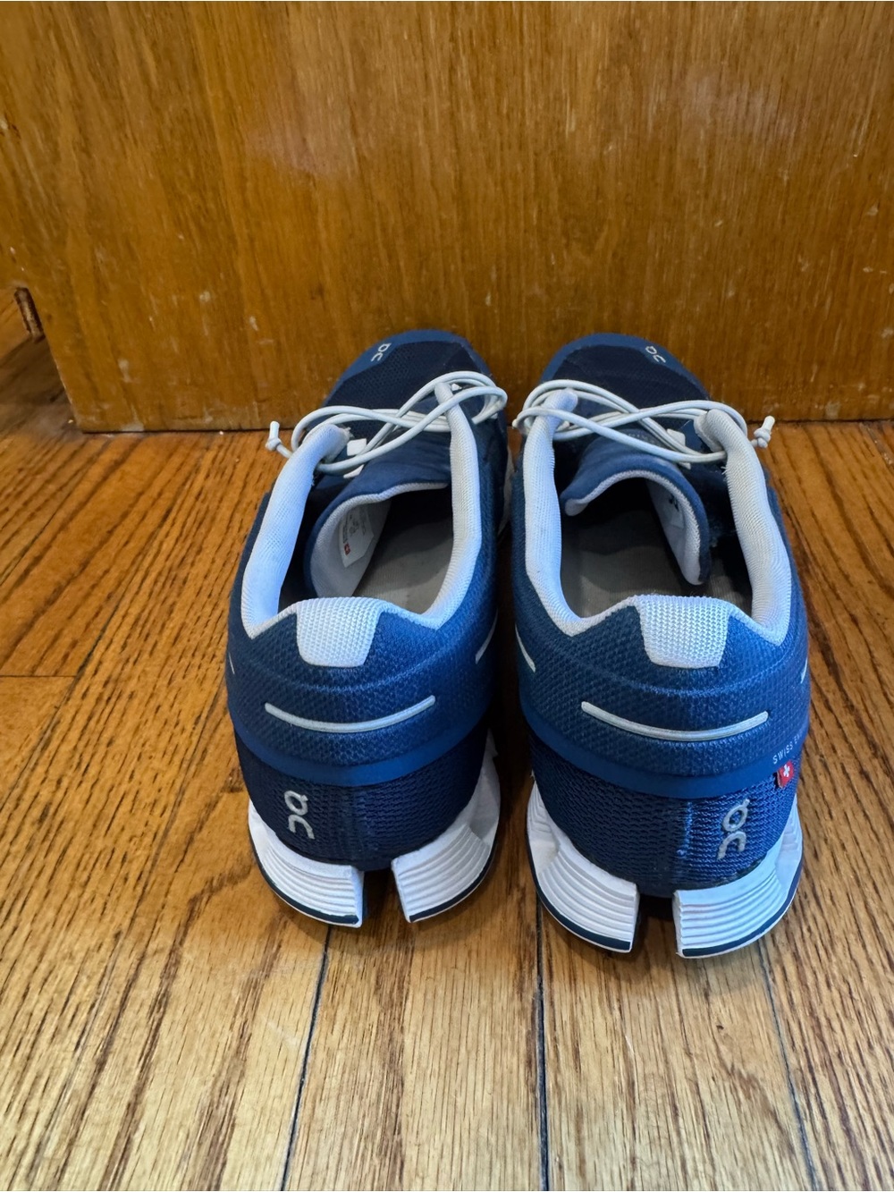 Women’s On Clouds Athletic Shoes in Navy and White Size 10.5 - Picture 4 of 6